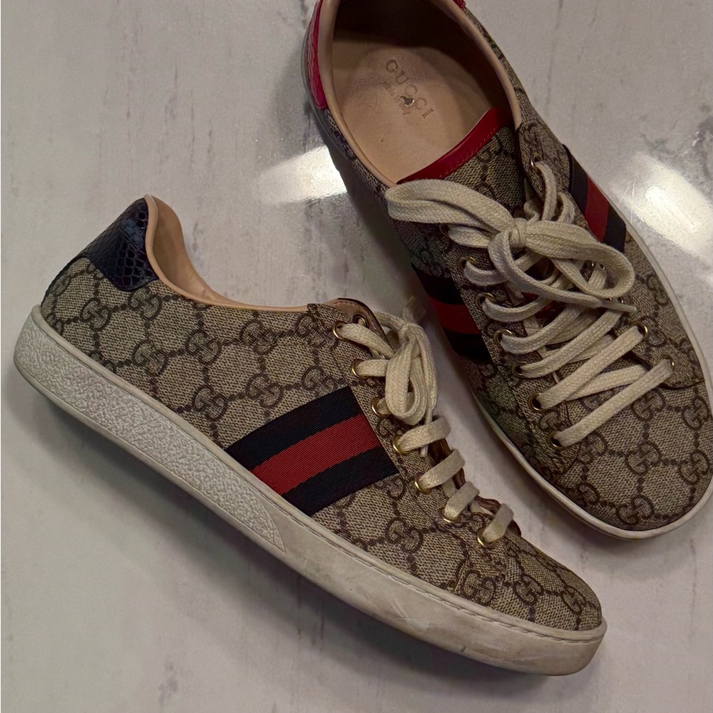 Gucci classic GG supreme sneakers with Navy and Red stripe